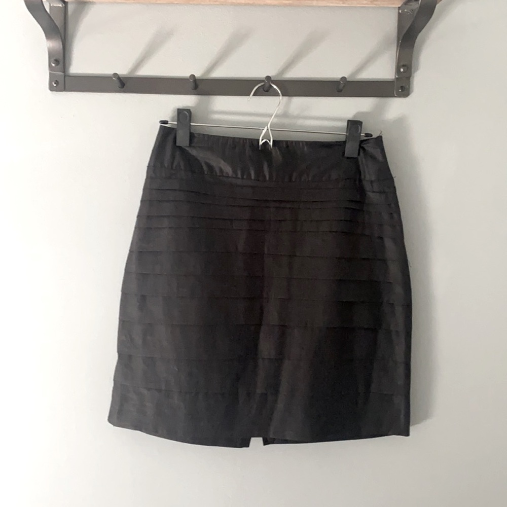 Mini skirt. Black with tiered ruffles